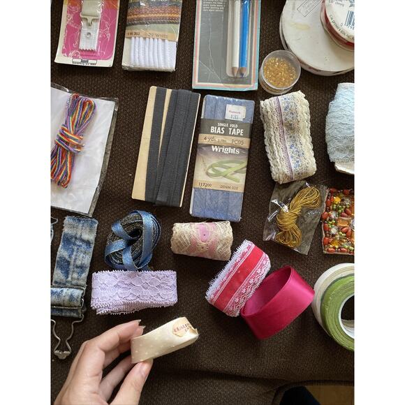 Lot of 36 New/Vtg Sewing Notions, Supplies, Buckles,Buttons Tape, Clasps, Ribbon - Picture 7 of 12